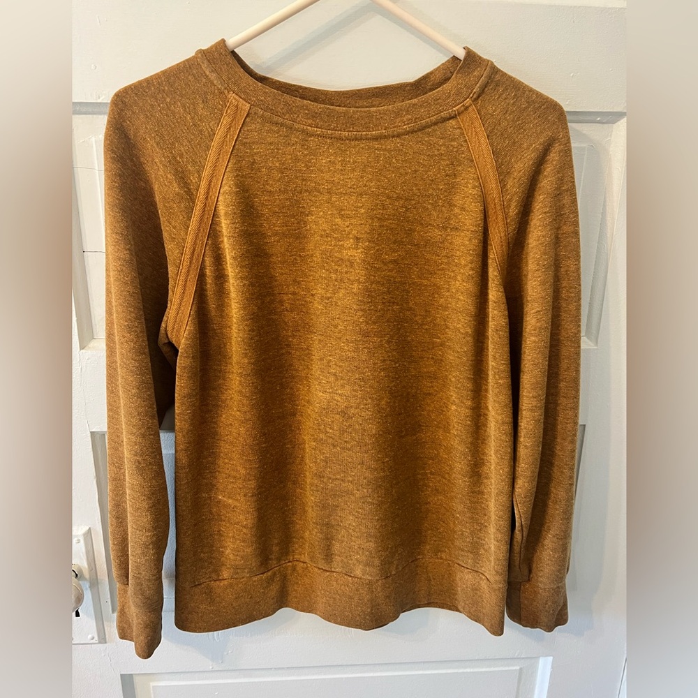 This is a Prana women’s top. The size is medium. It is in good condition.